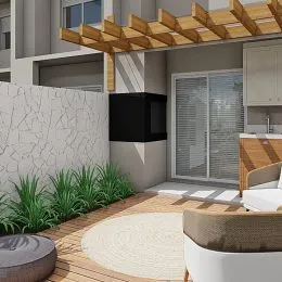 Varanda com piso de madeira e vegetação em uma residência.