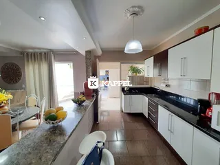 Esta é uma foto da cozinha e área de jantar de um imóvel em Lajeado, Brasil.
