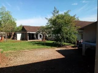Vista externa da propriedade em Lajeado, Brasil, mostrando o quintal e a vegetação.