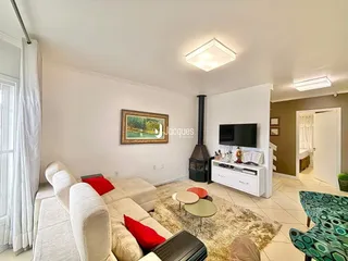 Sala de estar com sofá e lareira em um imóvel no Brasil.