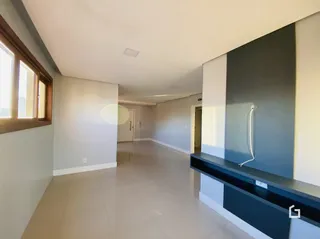Hall de entrada com paredes brancas e piso claro.