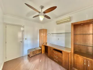 Sala de estar com piso de madeira e armários de madeira.