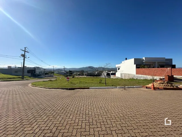 Vista externa de uma propriedade residencial em Lajeado, Brasil, com paisagem ao fundo.