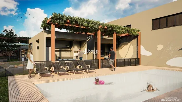 Piscina externa com deck e área de lazer.