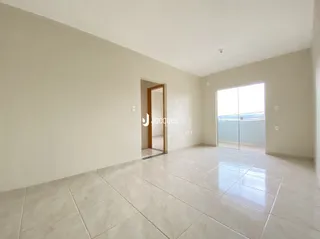 Vista interna de um ambiente com piso de cerâmica claro.