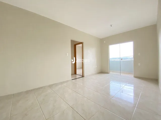 Vista interna de um ambiente com piso de cerâmica claro.