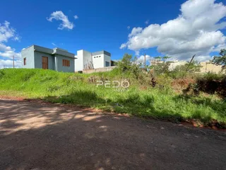 Fachada de uma residência em Lajeado, Brasil, cercada por vegetação.