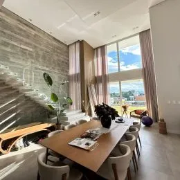 Foto de um corredor com escadaria e parede de pedra em uma propriedade em Lajeado.