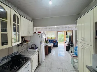 Vista da cozinha e área comum de uma residência em Lajeado.