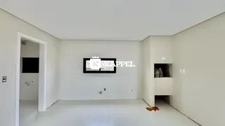 Uma foto interna de uma sala branca com piso de cerâmica.