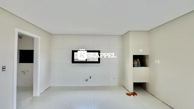 Uma foto interna de uma sala branca com piso de cerâmica.