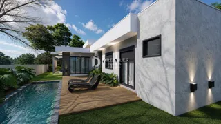 Fachada moderna de uma residência com piscina e deck no Brasil.