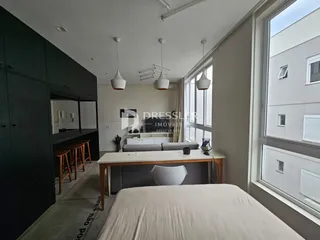 Quarto com vista para a janela e a área externa