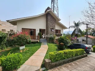 Fachada de uma casa em Lajeado, Brasil com jardim e calçada.