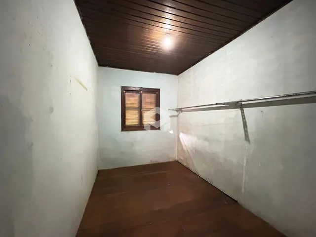 Foto de um cômodo interno com piso de madeira e teto de madeira.