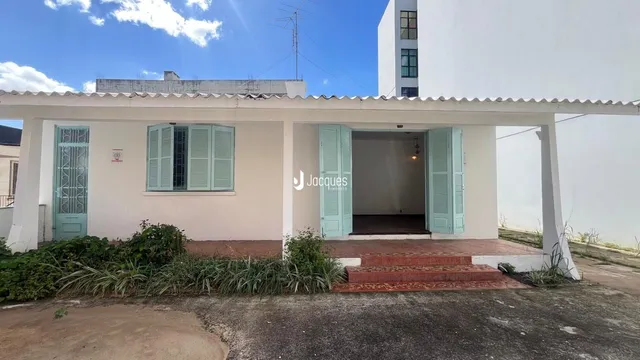 Fachada de uma casa em Lajeado, Brasil, com varanda coberta.