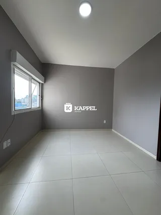 Foto de um ambiente interno com piso de cerâmica e paredes cinzas.