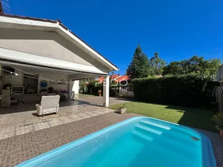 Vista externa de uma residência com piscina e jardim em Lajeado.