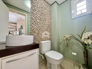 Foto de um banheiro com pia e vaso sanitário em um imóvel no Brasil.