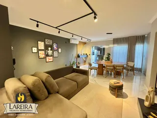 Sala de estar com sofá e decoração moderna em imóvel no Brasil.