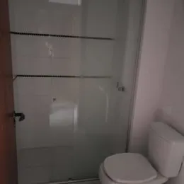 Ambiente de box de banheiro com revestimento branco.