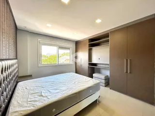 Quarto com cama e armários em um apartamento moderno.