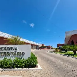 Foto da fachada de uma propriedade com uma placa de reserva universitária em Lajeado.