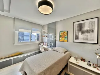 Quarto com cama e janela em um apartamento no Brasil.