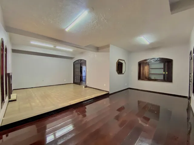 Sala ampla com piso de madeira polida.