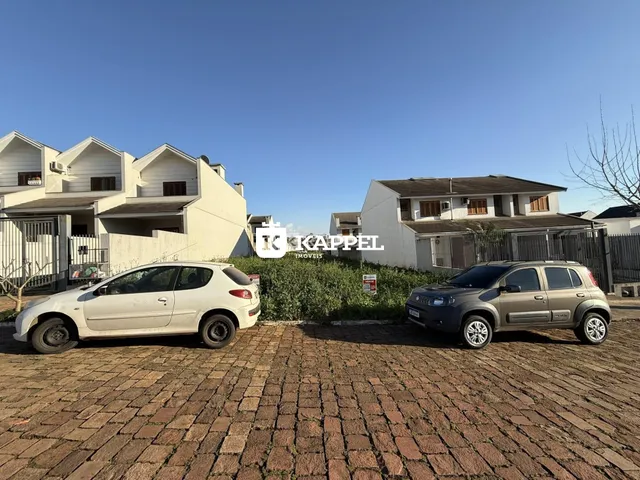 Foto da fachada de uma residência em Lajeado, Brasil, com dois carros estacionados na frente.