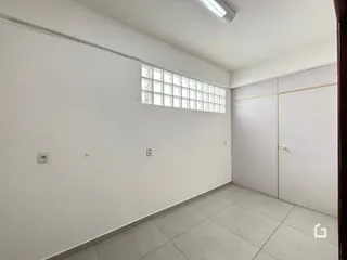 Vista interna de um ambiente com piso cerâmico e janela.