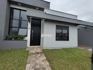 Fachada externa de uma casa moderna em Lajeado, Brasil, com jardim na frente.