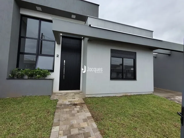 Fachada externa de uma casa moderna em Lajeado, Brasil, com jardim na frente.