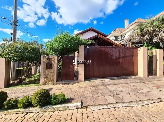 Fachada de uma propriedade residencial com portão e muro em Lajeado.