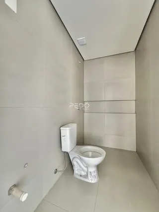 Foto de um banheiro interno com paredes revestidas de cerâmica.