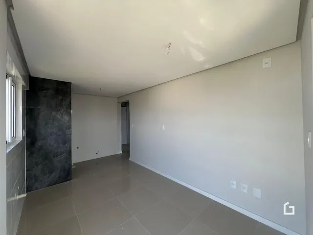 Hall de uma propriedade em Lajeado, Brasil, mostrando o interior com piso de cerâmica.