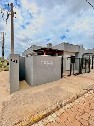 Vista externa da propriedade número 138 em Lajeado, Brasil, mostrando o muro e o portão.