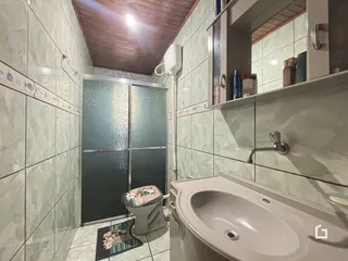 Foto de um banheiro com revestimento cerâmico e banheira.