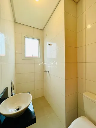 Foto de um banheiro moderno com azulejos brancos e pia de apoio.