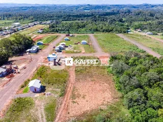 Vista aérea de um terreno aberto com algumas estruturas em Lajeado, Brasil.