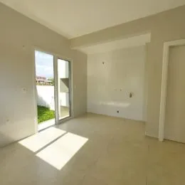 Ambiente interno com janela que oferece vista para o exterior.