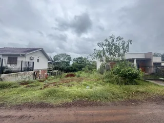 Vista externa de uma propriedade em Lajeado, Brasil, com cerca e vegetação.