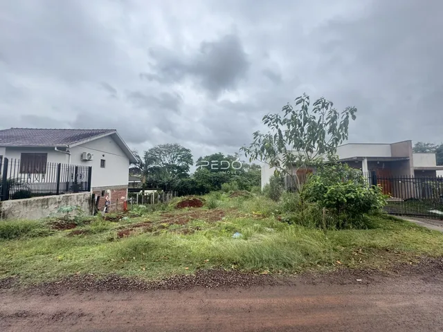 Vista externa de uma propriedade em Lajeado, Brasil, com cerca e vegetação.