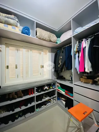Quarto com armários e espaço de armazenamento em um imóvel.