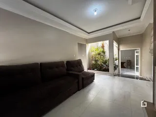 Sala de estar com um sofá grande e piso claro.