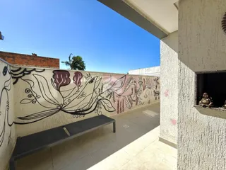 Fachada externa de um imóvel em Lajeado, Brasil, com mural decorativo.