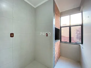 Interior de um cômodo com paredes brancas e piso cerâmico.