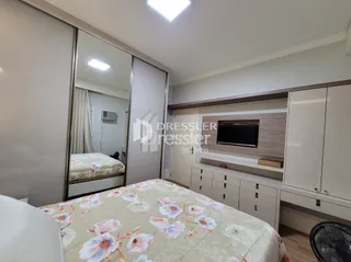 Quarto com cama e espelho em um imóvel.
