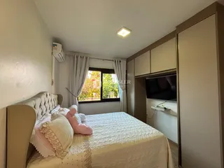 Quarto interno com cama e armários em um imóvel no Brasil.