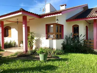 Fachada de uma casa residencial em Lajeado, Brasil, com jardim verde.